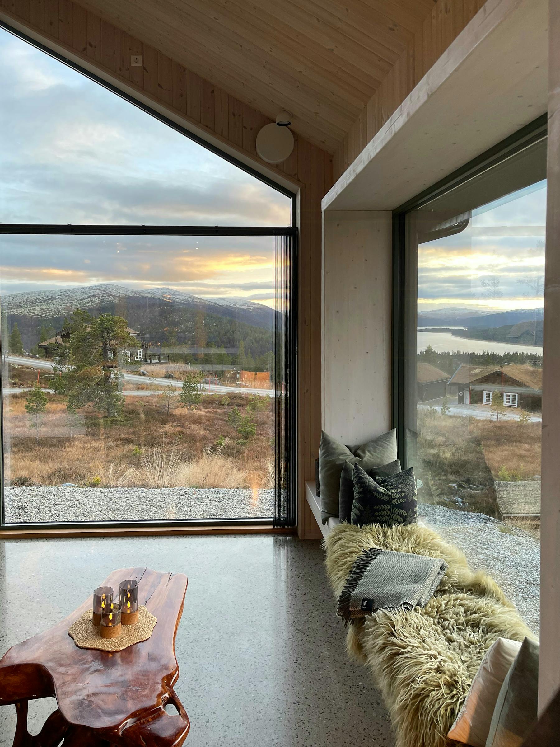 Panoramavindu med fjellutsikt i hytta på Savalen