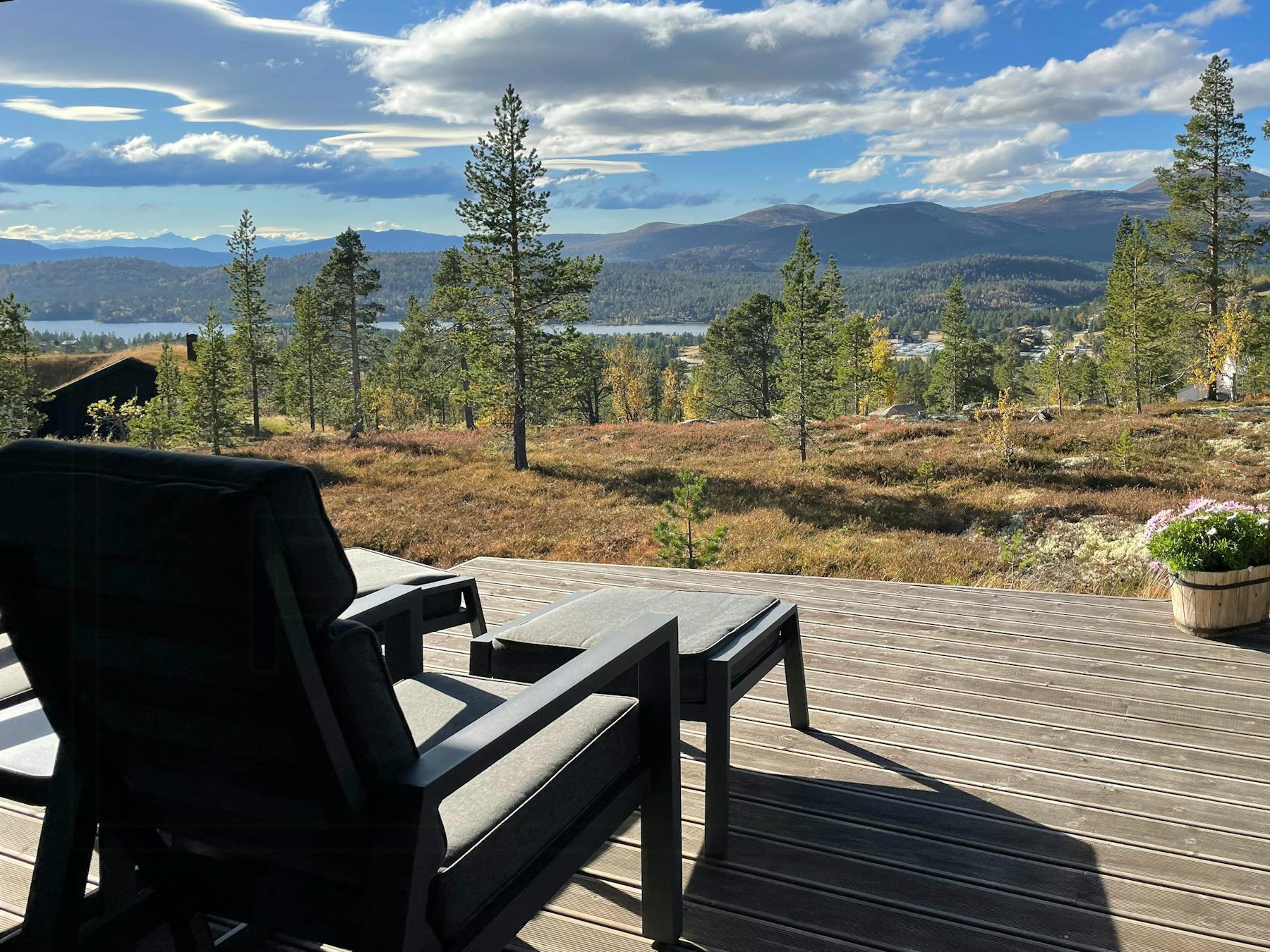 Terrasse med stoler og utsikt mot Rondane